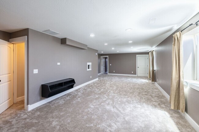 Building Photo - BEAUTIFUL 5 BED 3 BATH HOME IN FIRTH