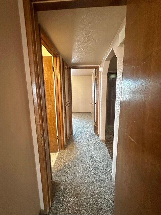 Building Photo - Cute 2 bedroom, 2 bathroom home with firep...