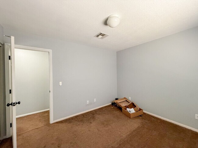 Building Photo - 29 Palms Home with Attached Garage