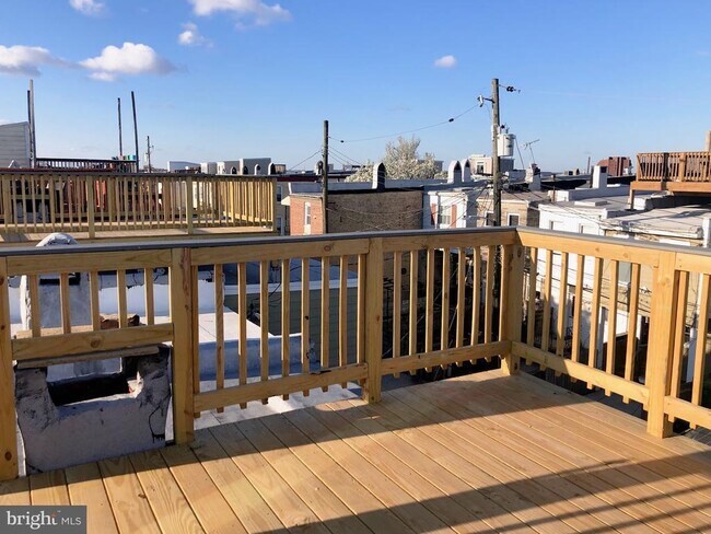 Building Photo - 632 S Decker Ave