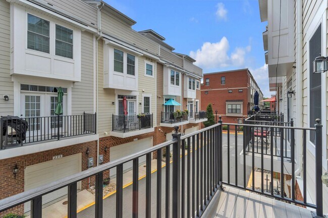 Building Photo - Luxurious 4 Bed 4.5 Bath Brick Townhome In...