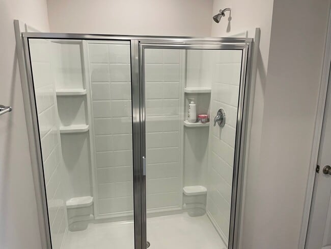 Building Photo - Fantastic FIVE Bedroom THREE FULL baths Ho...