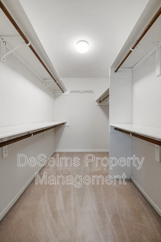 Building Photo - 703 Brent Glen Pl