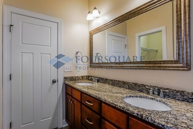 Building Photo - Townhome | Washer /Dryer Included | Enclos...