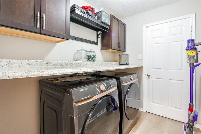 Building Photo - 6711 Seminole Lodge Ln