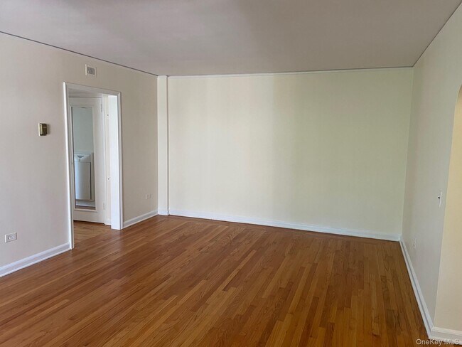 Building Photo - 1360 Midland Ave
