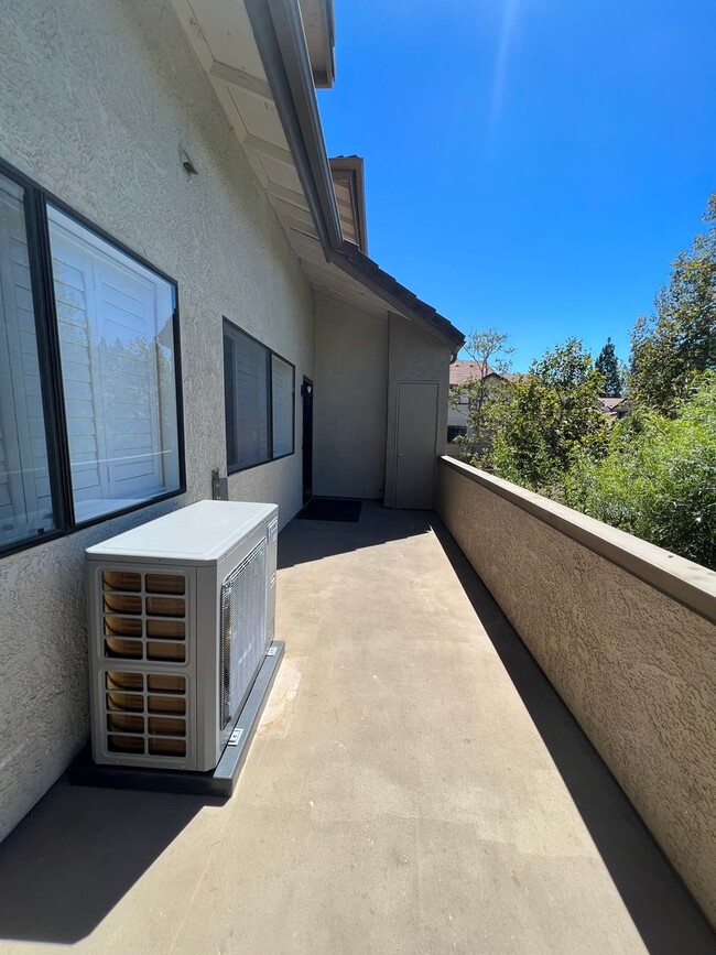 Building Photo - 3 bed, 2 1/2 bath Thousand Oaks Townhome