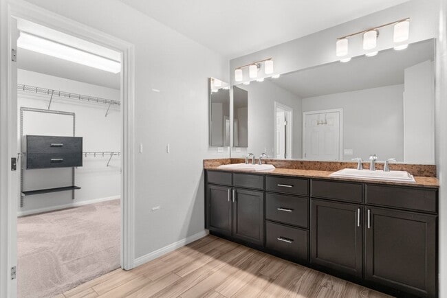 Building Photo - Beautiful 4 Bed 2.5 Bath Home Jones and Wa...