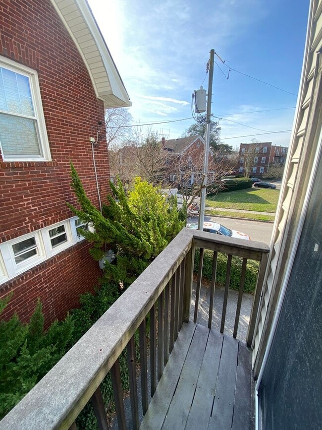 Building Photo - Spacious 2 bedroom/1 bath 2nd floor Condo ...