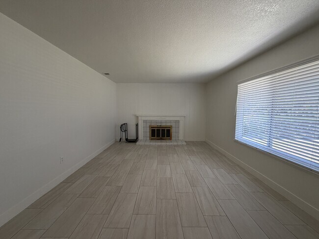 Building Photo - 15176 Oakwood Ln