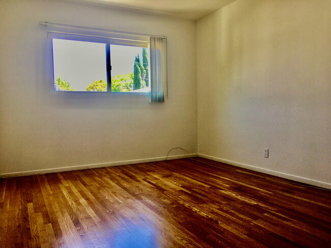 spacious bedroom 1 - 1318 N Martel Ave