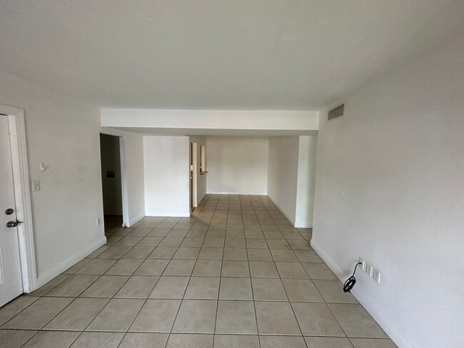 Building Photo - 12622 Kenwood Ln