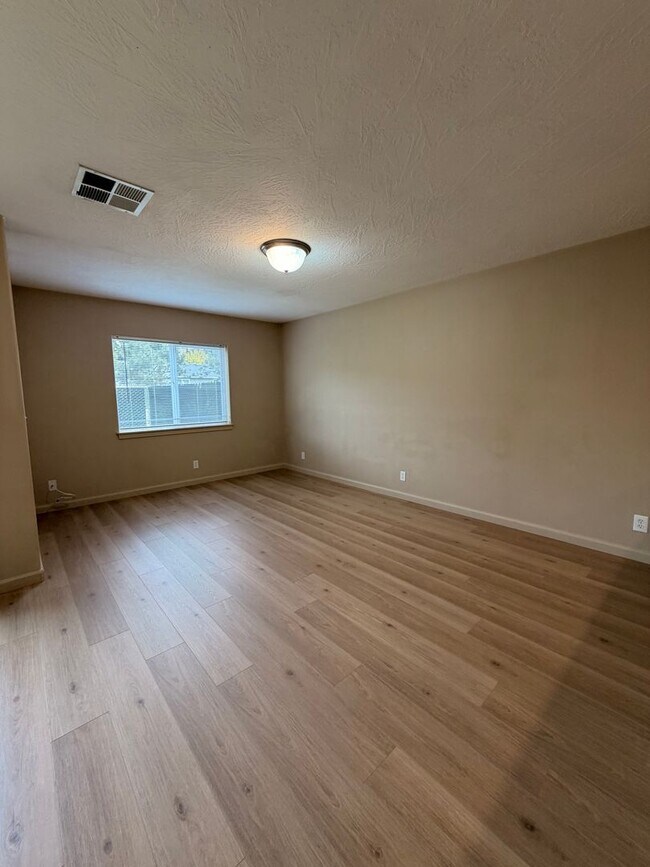 Building Photo - 3-Bedroom Duplex in Lowell