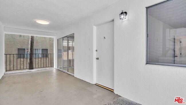 Building Photo - 621 San Vicente Blvd