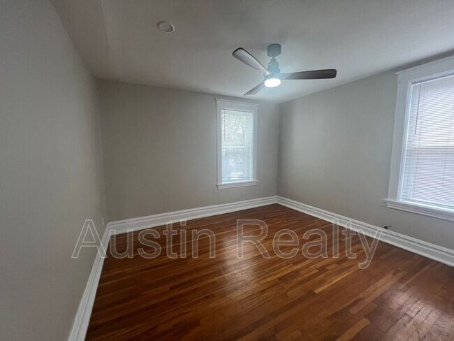 Building Photo - 1018 Commodore Dr