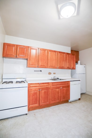 Building Photo - 2039 W Wellington Ave