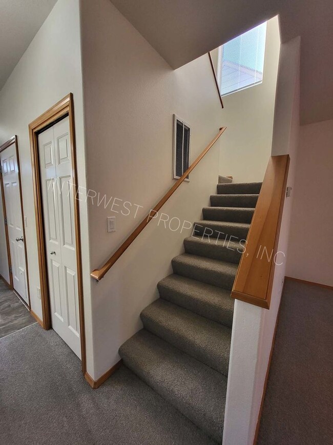 Building Photo - *1/2 OFF 1ST MONTH'S RENT PROMO* 3 Bed NE ...