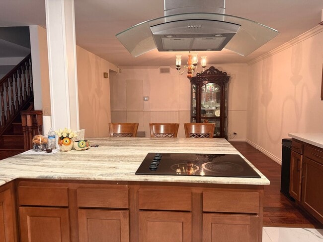 Building Photo - 3-4 bedroom house across from park, available now!