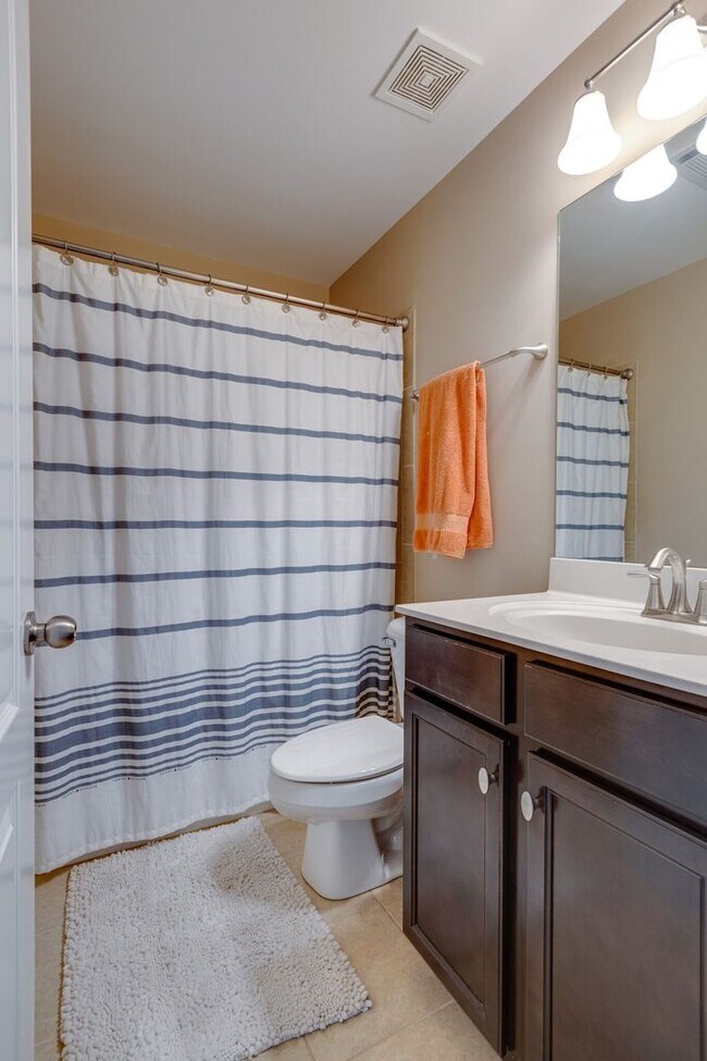 Building Photo - 5 Bedroom Home with Theater Room & 3-Car Garage in Franklin