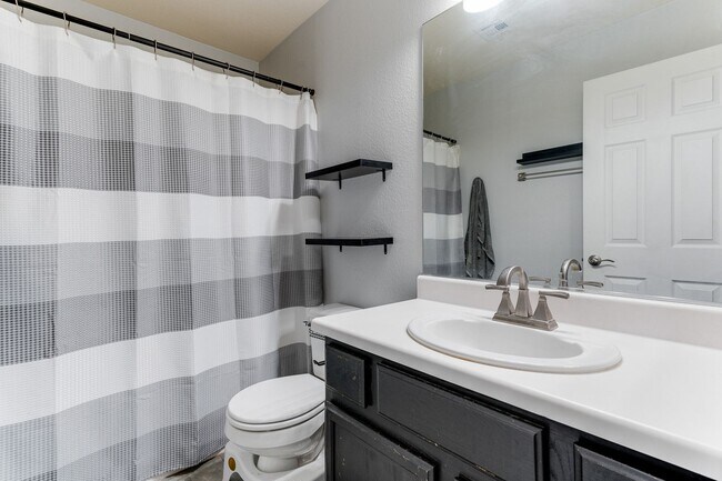 Building Photo - VIBRANT 3BEDROOM 2.5BATH HOME IN 89015