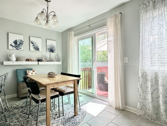 Building Photo - Beautifully Updated 2-Bedroom Townhouse w/ Finished Basement - Close to Royal Oak, Ferndale, Plea...
