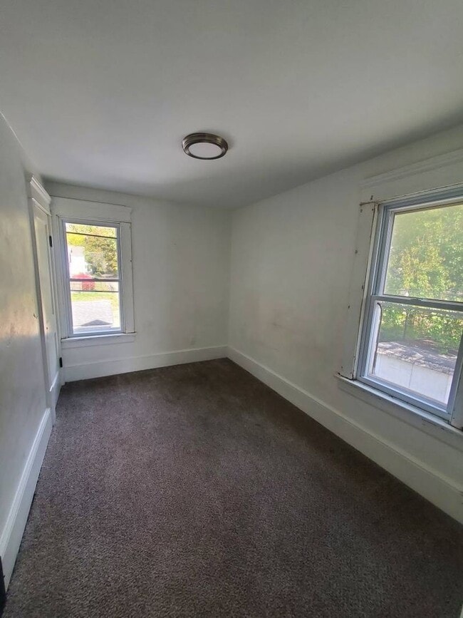 Building Photo - Charming 4-Bedroom Property in Prime Location