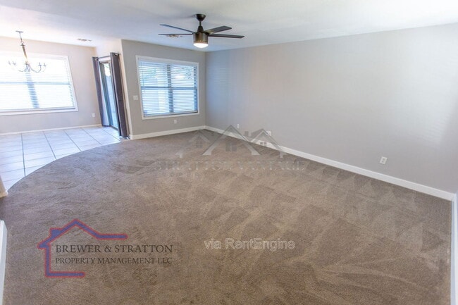 Building Photo - 2102 E Spruce Dr