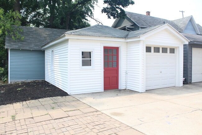 Building Photo - 834 4th St NW