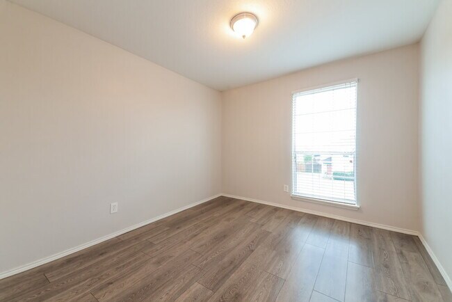 Building Photo - 9727 Checota Dr