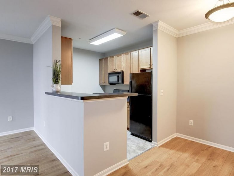 Building Photo - 4862 Eisenhower Ave
