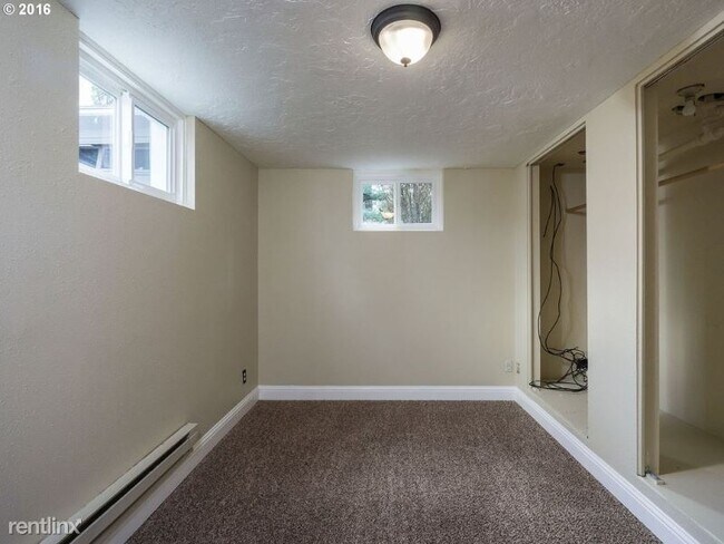 Building Photo - 3 br, 2 bath House - 7130 SW Canyon Drive