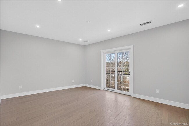 Building Photo - 10 Market St