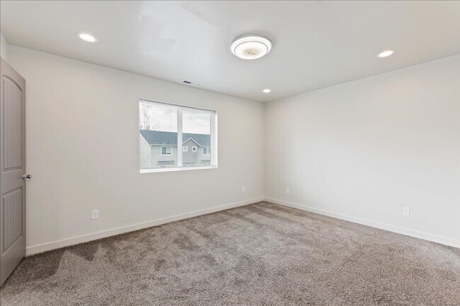Building Photo - Like new 3 bedroom.