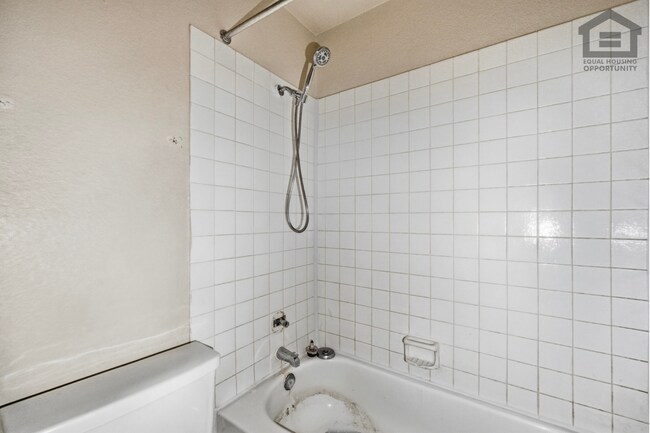 Building Photo - 2Bed/2Bath Second Floor Apartment at McDowell/44th St! Ready For Immediate Move-In! -- SECOND CHA...