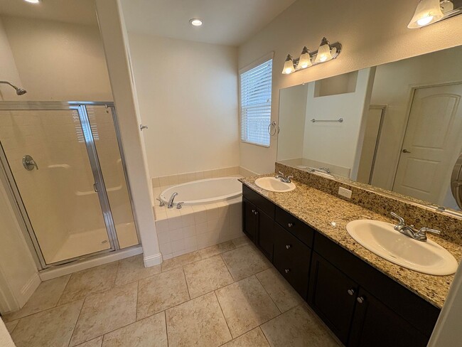 Building Photo - 3 Bedroom Home located NW Visalia!