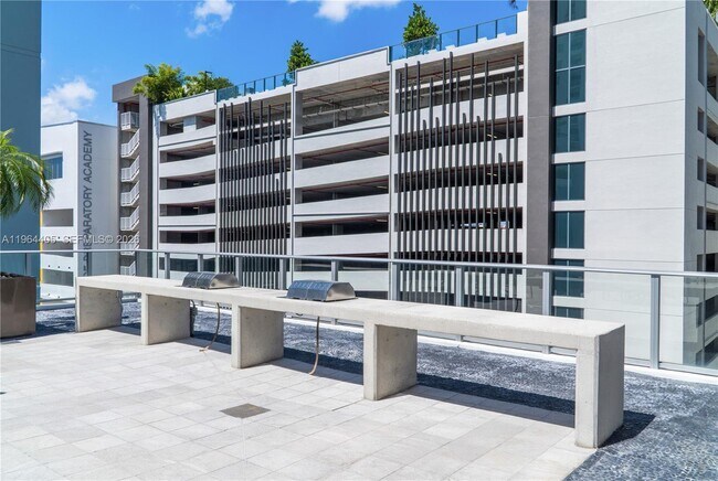 Building Photo - 1010 SW 2nd Ave