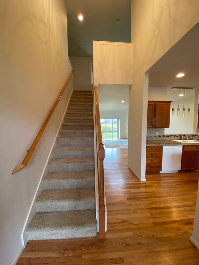 Building Photo - Harrison Place Condo is a beautiful property located on a quiet cul-de-sac.