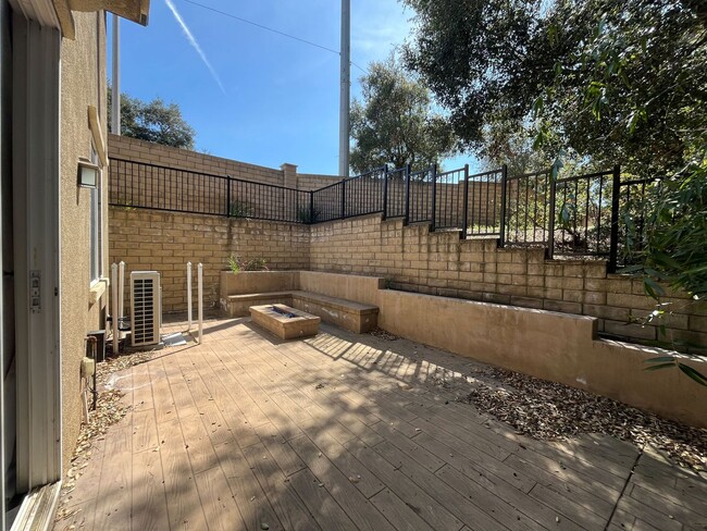 Building Photo - Newbury Park 4+2.5 on cul-de-sac w/upgrades!