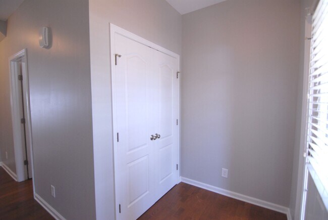 Building Photo - Resort style living 3 bedroom 2.5 bath Townhouse at MacIntosh on the Lake west of Burlington w/ 1...