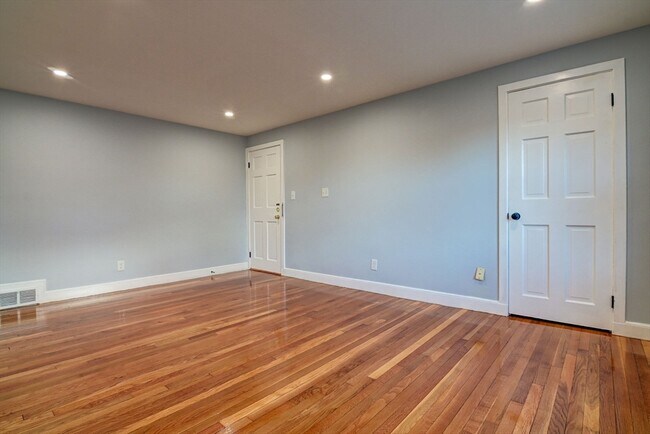 Building Photo - 25 Langley Cir