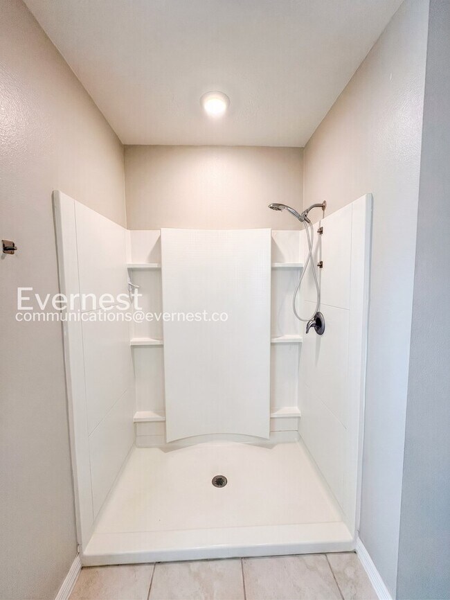 Building Photo - Limited Time Special Offer / 5 Bed/3 Bath Home with Garage / Pet-Friendly / Vouchers Accepted / A...