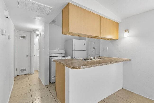 Primary Photo - 1638 N Beverly Ave