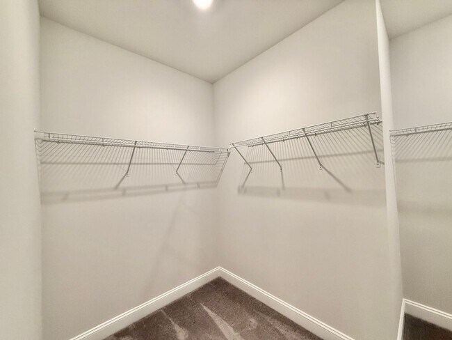 Building Photo - Gorgeous 5BD, 3BA Raleigh Home with Tons of Modern Upgrades in an HOA Community with Premier Amen...