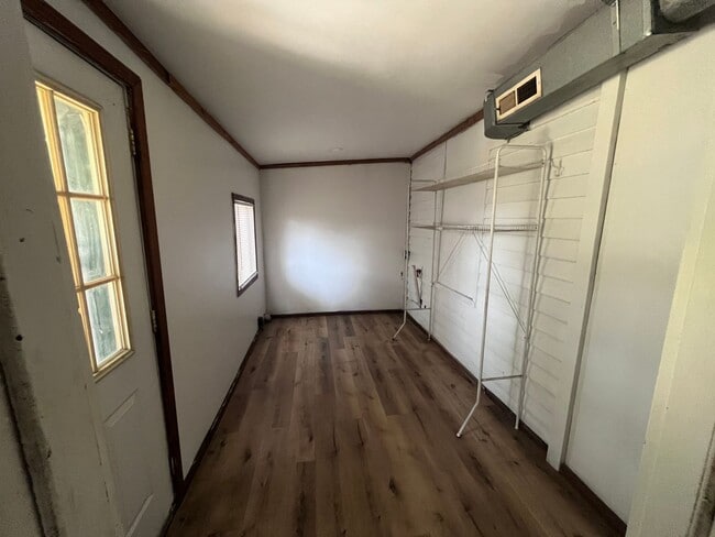 Building Photo - 3 Bedroom House!