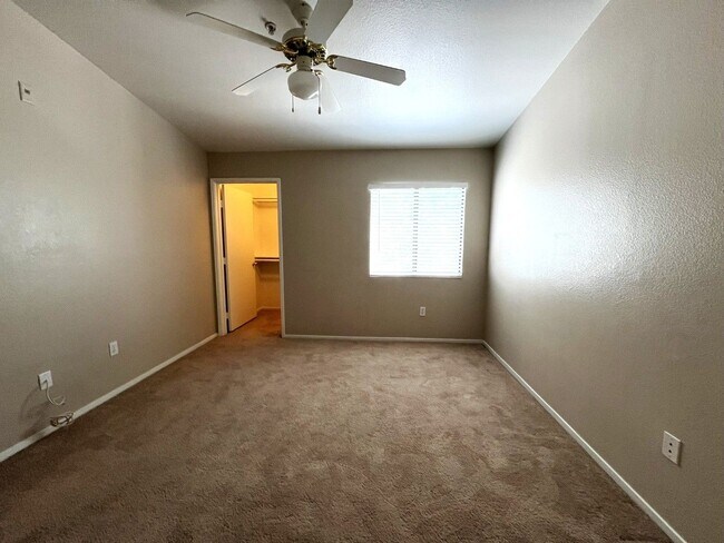 Building Photo - GATED SEVEN HILLS 1 BED/1 BATH CONDO