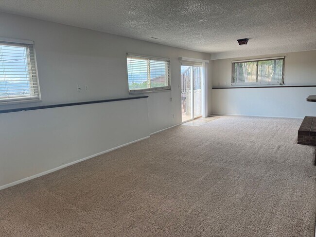 Building Photo - 5 bedroom, 3 bath, 2 car on acreage near t...