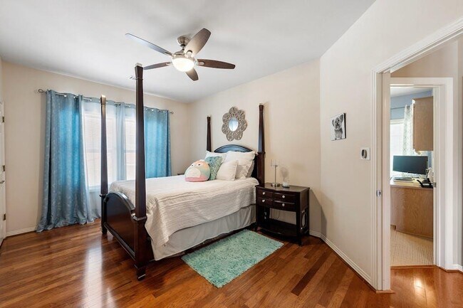 Building Photo - 1207 Lakeway Dr