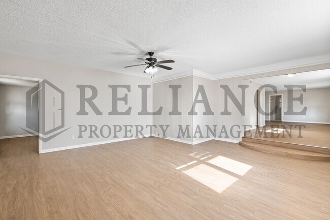 Building Photo - 220 E 44th St S