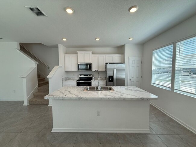 Building Photo - Beautiful 3 bedroom townhome for rent in E...