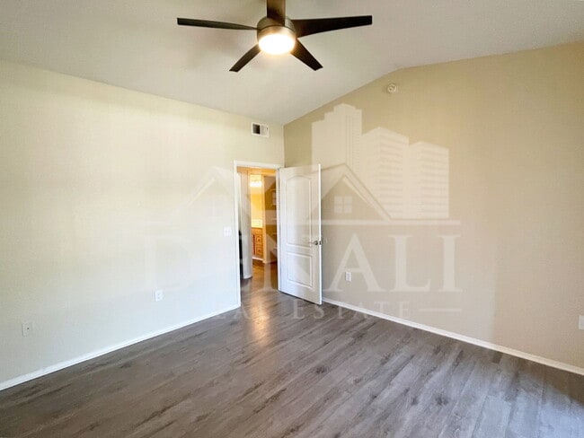 Building Photo - 2929 W Yorkshire Dr